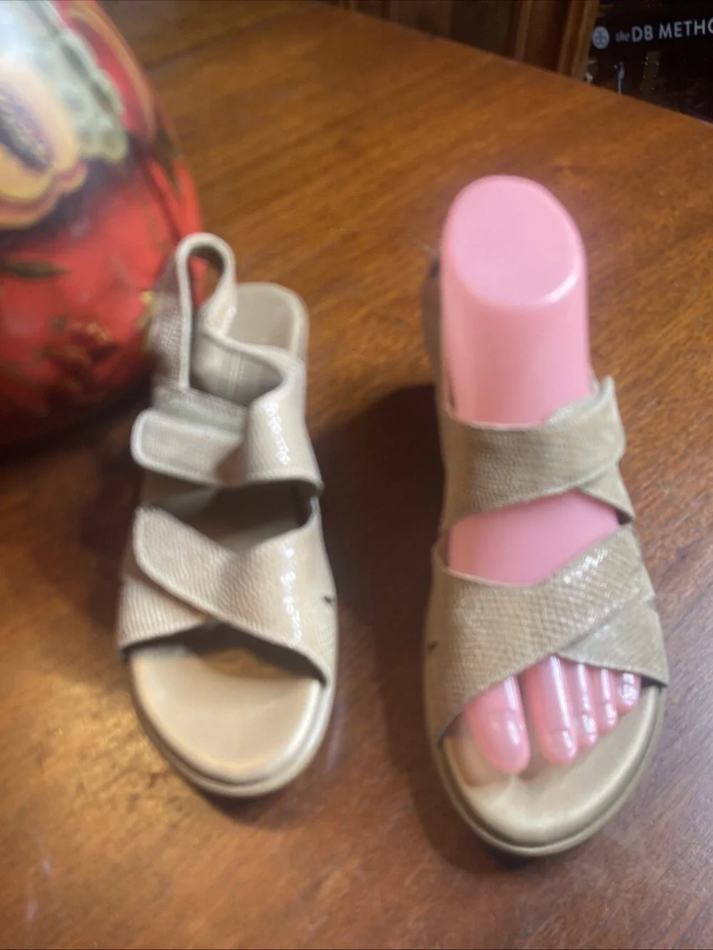 MUNRO American Beige Women’s Cross Strap Snake Print Leather Sandals Shoes 7.5SS